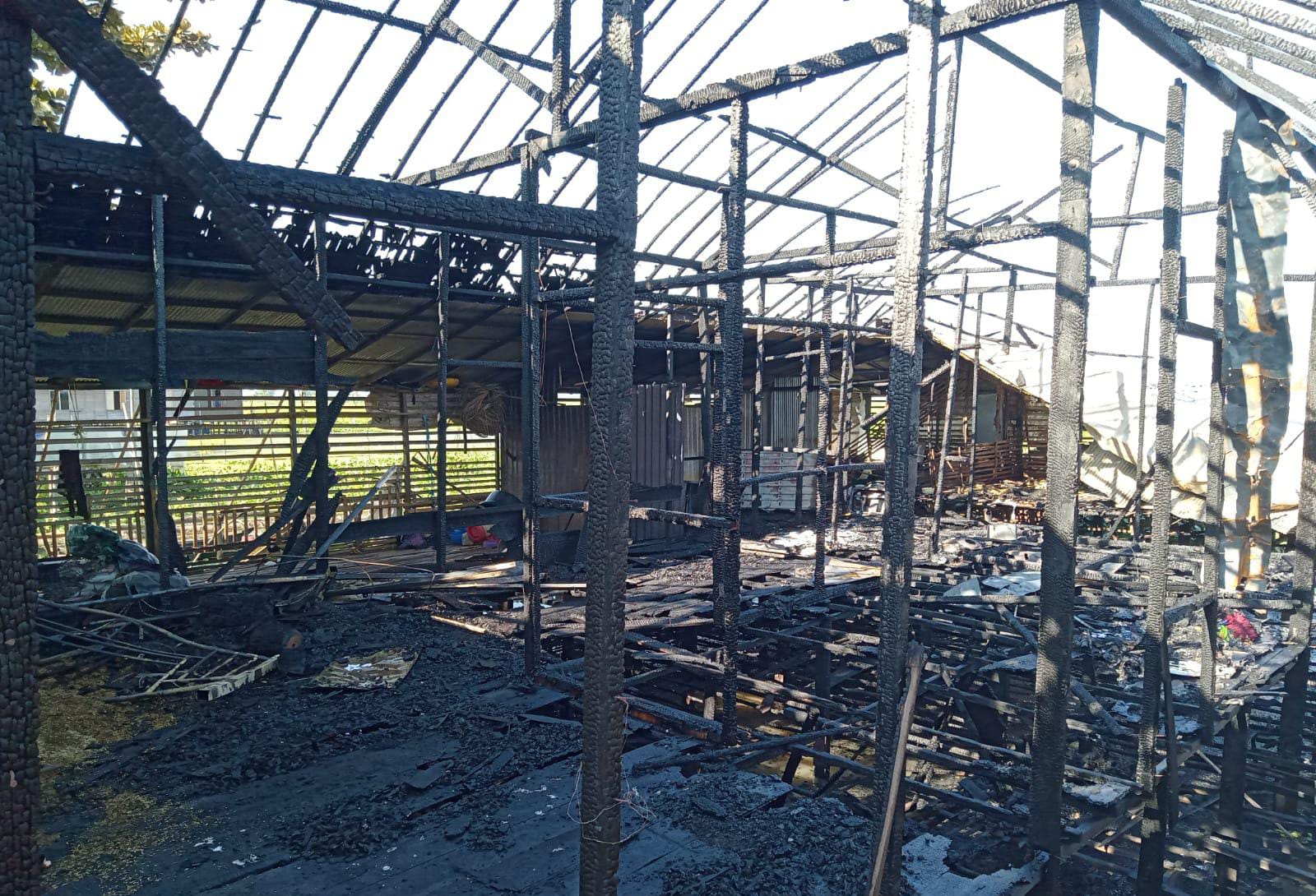 GARIS POLISI: Kebakaran terjadi di RT 02 Desa Nelayan Kecamatan Sungai Tabukan, Kabupaten Hulu Sungai Utara, Minggu (14/7/2024). (Foto: M.Akbar/Radar Banjarmasin)