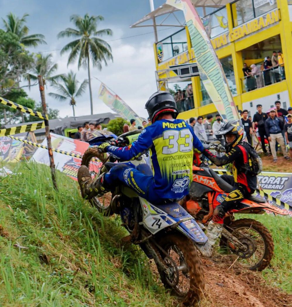 KEREN:Salah satu rider sedang beraksi dalam Beach Enduro Race Hayau Barait 9 2024 di Sirkuit SJA TBK Desa Gedambaan.(Foto:Instagram hayaubaraitofficial)