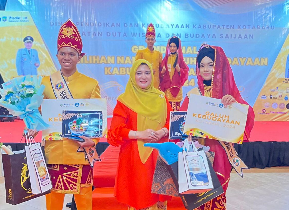 JUARA:Stefanus Wibowo dan Masya Aulia Khusnul Khatimah memenangkan gelar Nanang Galuh Kebudayaan Kotabaru 2024.(Foto:Panitia untuk Radar Banjarmasin)