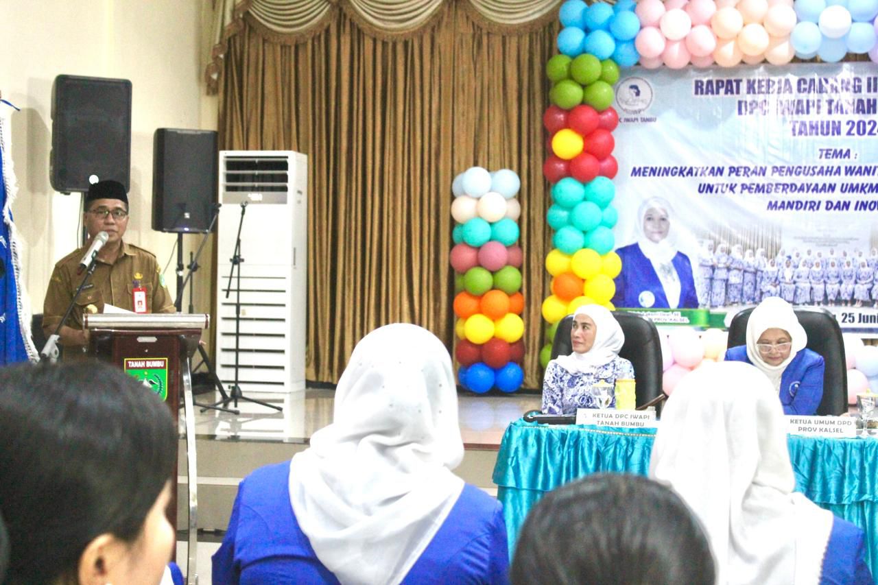 RAKERCAB: Staf Ahli Bidang Pemerintahan Hukum dan Politik, M Yamani, membacakan sambutan Bupati Tanbu Zairullah Azhar saat Rakercab II di Gedung Pemuda, Simpang Empat, belum lama tadi.