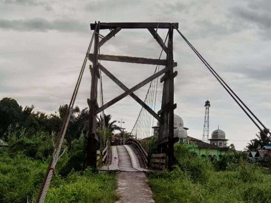 BAHAYA: Jembatan Gantung Teluk Mesjid menghubungkan dengan Desa Tambalang Kecil Kabupaten HSU akan dibongkar Dinas PUPR. (Foto: M.Akbar/Radar Banjarmasin)