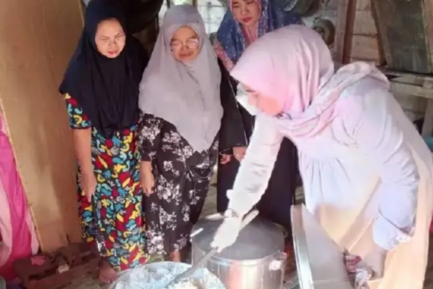 BAHAGIA: Bakal Calon Wali Kota Banjarbaru Hj Erna Lisa Halaby (ELH) mengaku sangat bahagia ketika berkesempatan berbaur dengan warga.