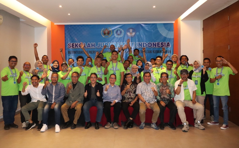 ANGKATAN IV: 30 siswa Sekolah Jurnalisme Indonesia bersama pengurus PWI dan pengajar.