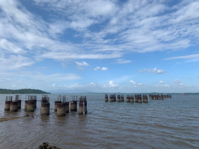 SISA PEKERJAAN: Bekas pekerjaan di area Jembatan Pulau Kalimantan-Pulau Laut, Batulicin, Tanah Bumbu, masih terlihat pada Kamis (11/7) siang.