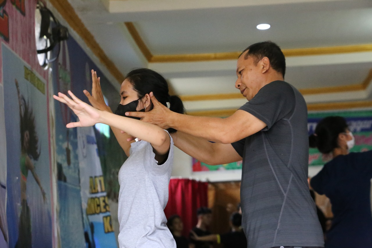 JELANG PON:Muslih saat melatih salat satu atlet tim dancesport Kalsel.(Foto:M Idris Jian Sidik/Radar Banjarmasin)
