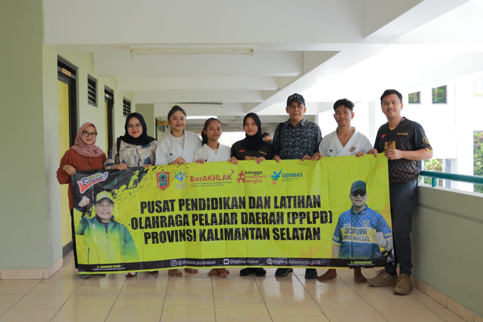 MEMBANGGAKAN:Para karateka PPLPD Kalsel yang berhasil meraih prestasi di ajang Open Karate Yogyakarta State University 2024 di GOR UNY Yogyakarta, 13-14 Juli.(Foto:Dispora Kalsel untuk Radar Banjarmas
