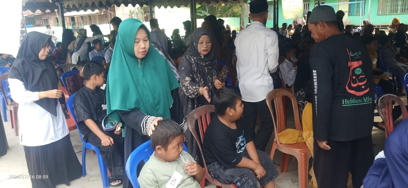 TRADISI: Para dermawan dari berbagai lokasi di Kabupaten HSU, hadir dalam tradisi meminyaki anak yatim di Ponpes Nurul Fajeri Kabupaten HSU, Selasa (16/7/2024).