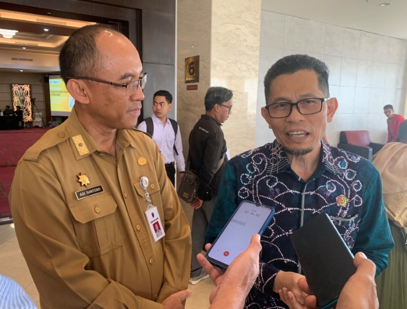 SEHABIS DIALOG: Staf Ahli Gubernur Kalsel, Adi Santoso dan Wakil Direktur I Poliban, Akhmad Rizani.