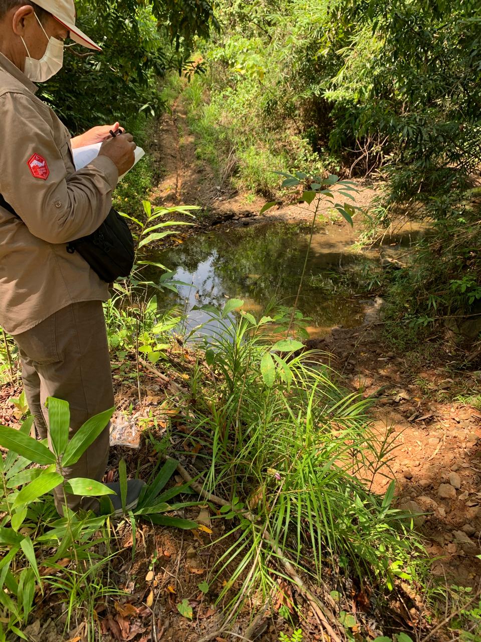 PANTAU LANGSUNG:Tim Balai Wilayah Sungai (BWS) Kalimantan III melakukan survey lokasi pembangunan Bendungan Riam Kiwa di wilayah Desa Angkipih, Kecamatan Paramasan, Kabupaten Banjar, April lalu.
