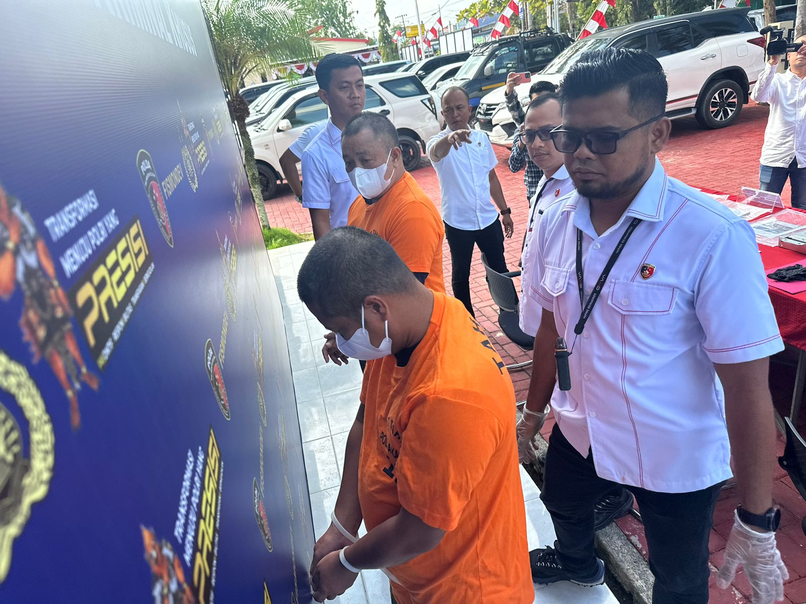 TERSANGKA:Dua dari 15 orang pelaku penambangan ilegal dihadirkan saat gelar kasus PETI di Ditreskrimsus Polda Kalsel, Rabu (17/7/2024).(Foto:M Oscar Fraby/Radar Banjarmasin)