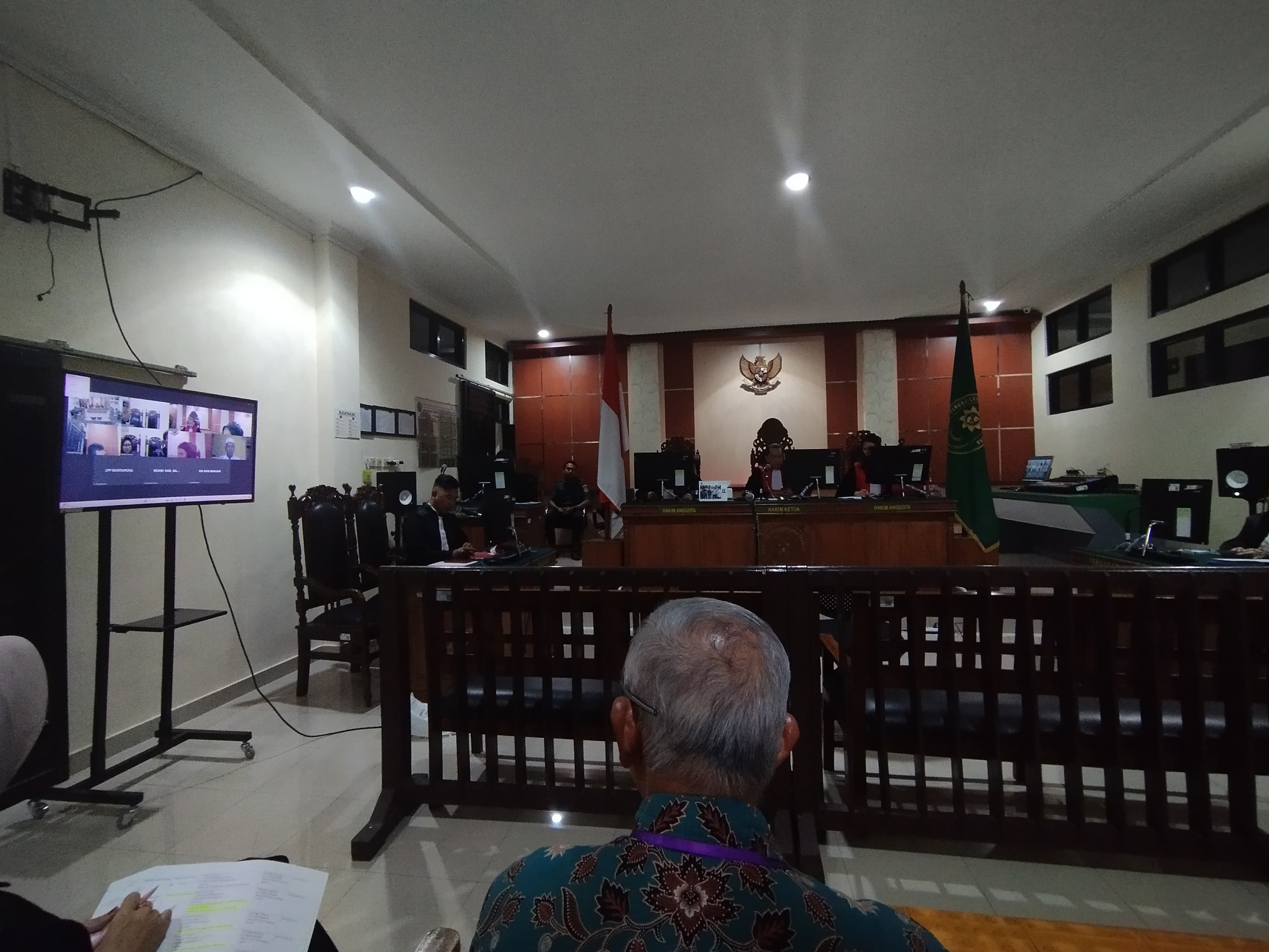 PEMBACAAN TUNTUTAN:JPU membacakan tuntutan untuk Abdul Wahidi dalam sidang perkara Perbuatan Tidak Menyenangkan yang digelar di PN Martapura, Selasa (16/7/2024).(Foto:Fadlan Zakiri/Radar Banjarmasin)