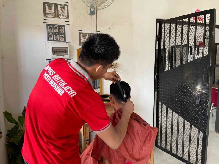 CUKUR RAMBUT:Warga Binaan Pemasyarakatan (WBP) di Lapas Kelas III Batulicin berlatih keterampilan memangkas rambut.(Foto: Harry untuk Radar Banjarmasin)