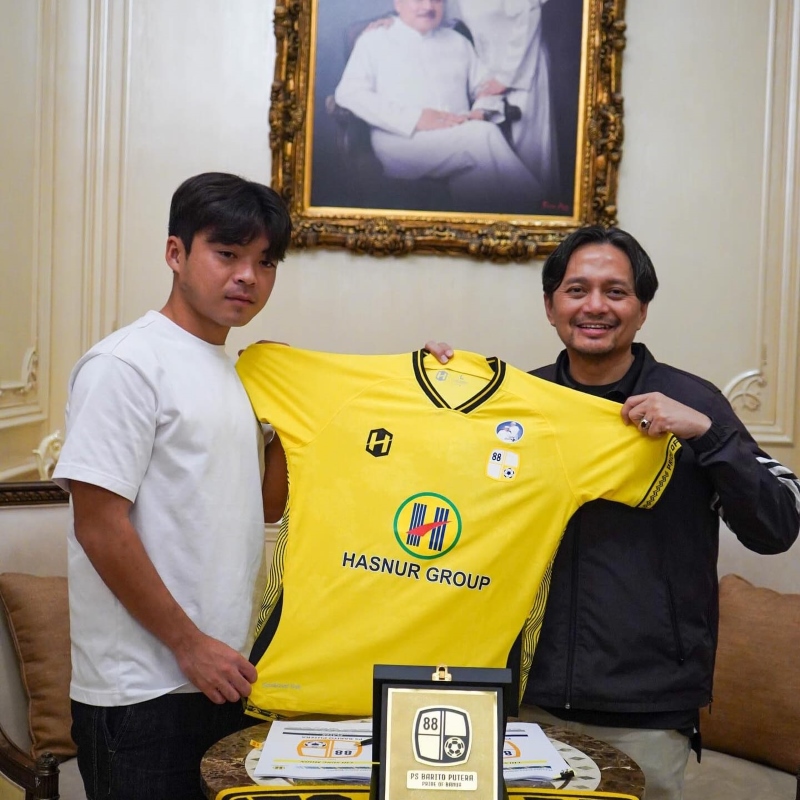 PERKENALAN: Pemain baru asal Korsel, Moon Chi Sung bersama CEO Barito Putera, Hasnuryadi Sulaiman.
