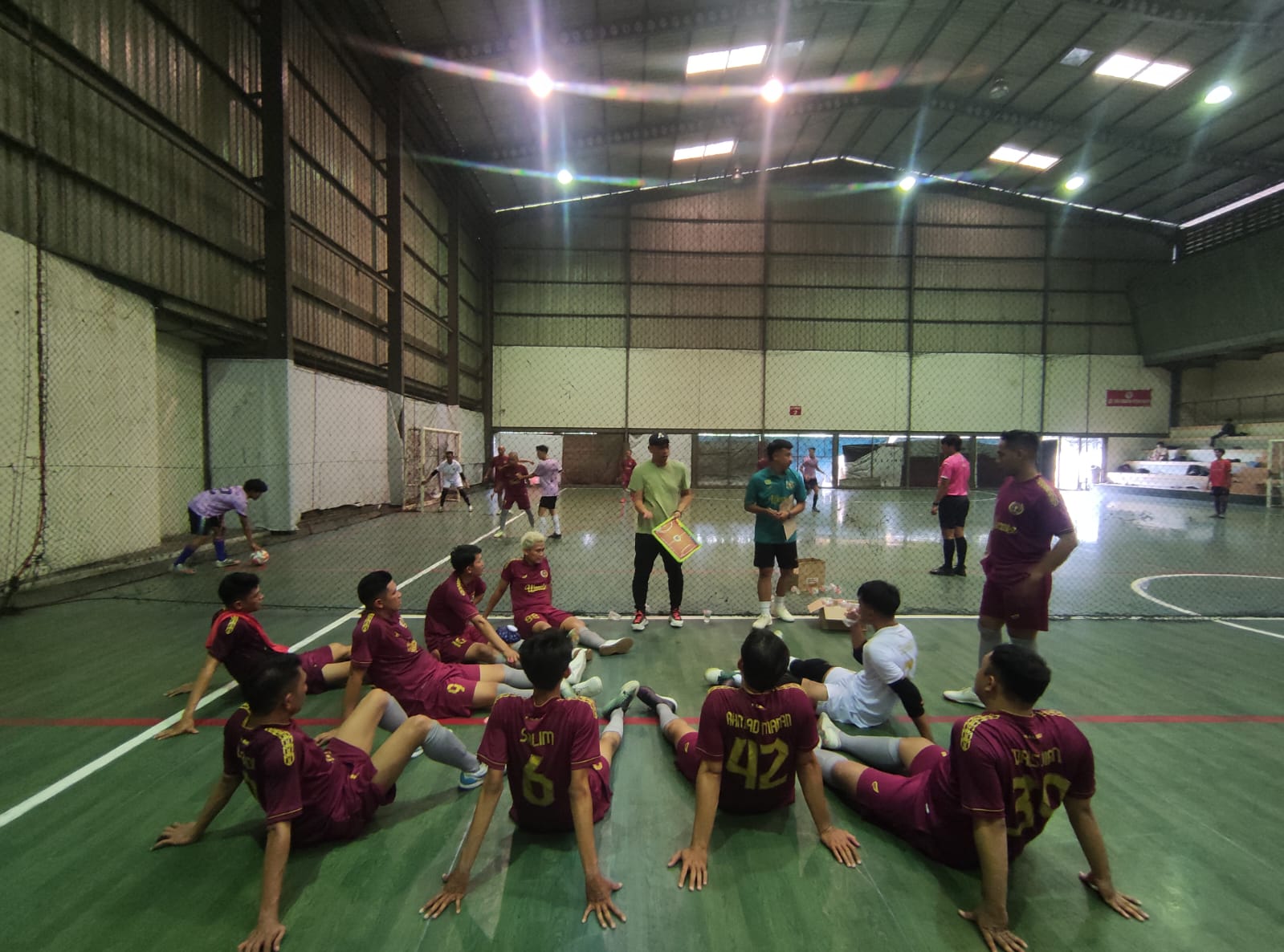 ISTIRAHAT:Tim futsal PWI Kalsel saat menjalani uji tanding dengan tim futsal Waspam FC, belum lama tadi.(Foto:SIWO Kalsel untuk Radar Banjarmasin)