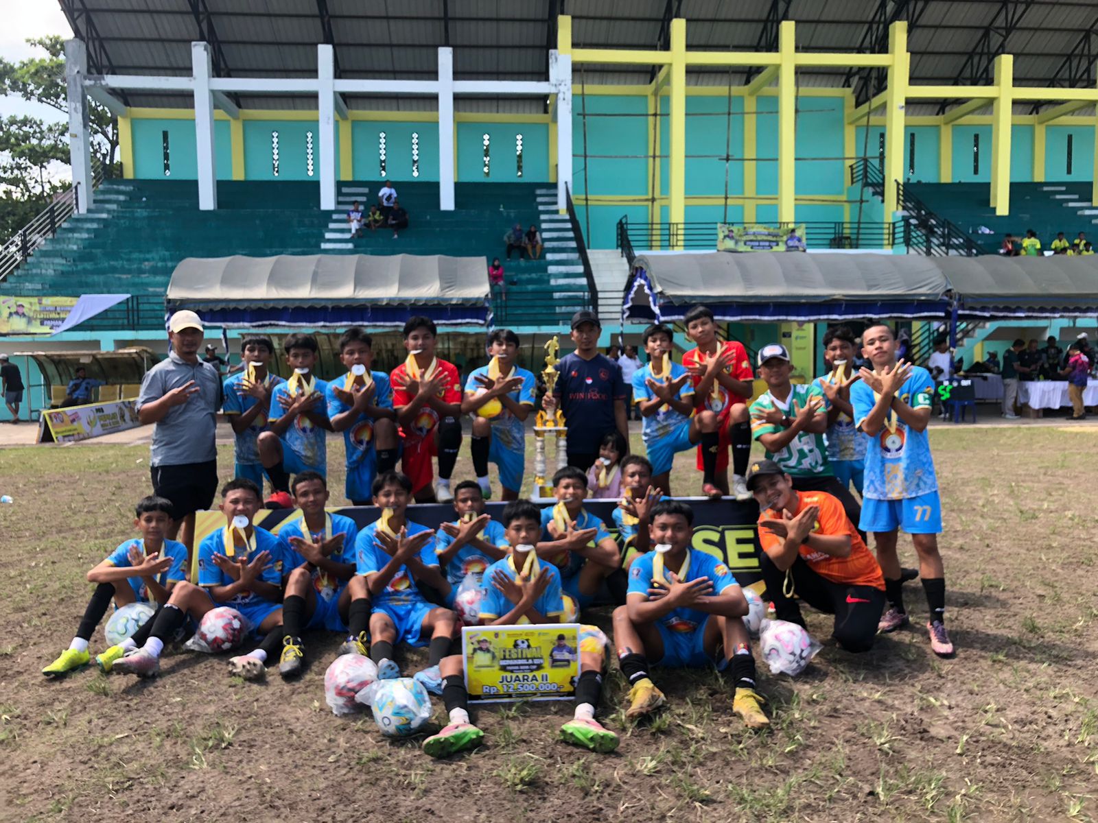 RUNNER UP:Tim Garuda Mulia Akademi Kotabaru meraih gelar juara dua Festival Sepak Bola U-14 Paman Birin Cup 2024 di SKB Mulawarman, Banjarmasin, Kamis (18/7/2024).(Foto:Garuda Mulia Akademi untuk Rada
