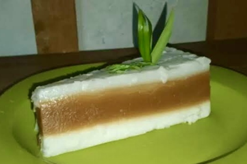 KUE BASAH: Putri Selat punya tiga lapisan dengan rasa berbeda.