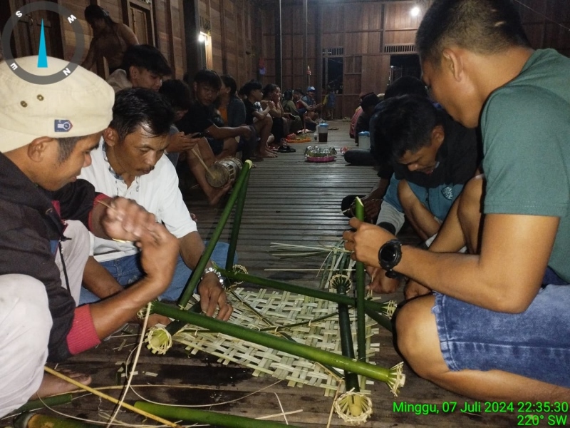 ARUH: Proses aruh Pisit Padi di Balai Adat Diwata Datu Galung, Desa Hinas Kiri. (Foto: Ardi untuk Radar Banjarmasin)
