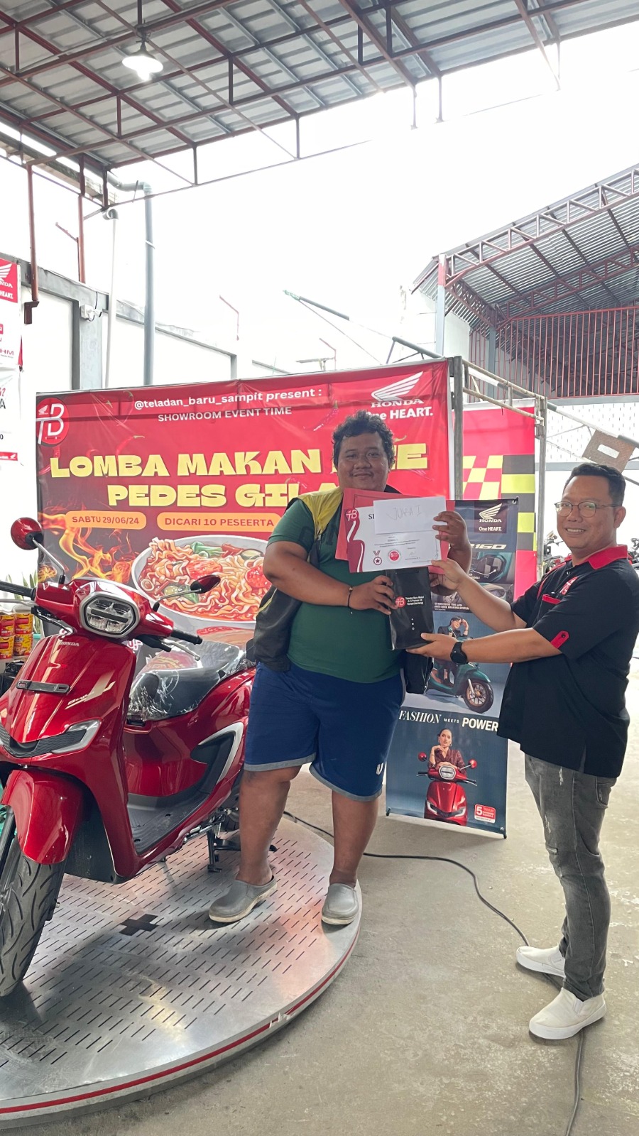 ANTUSIAS: Kegiatan lomba makan mie pedas yang digelar dealer Honda