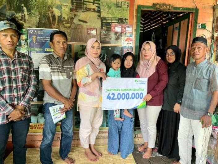 SANTUNAN -Ahli waris menerima santunan BPJAMSOSTEK sebesar Rp42 juta .