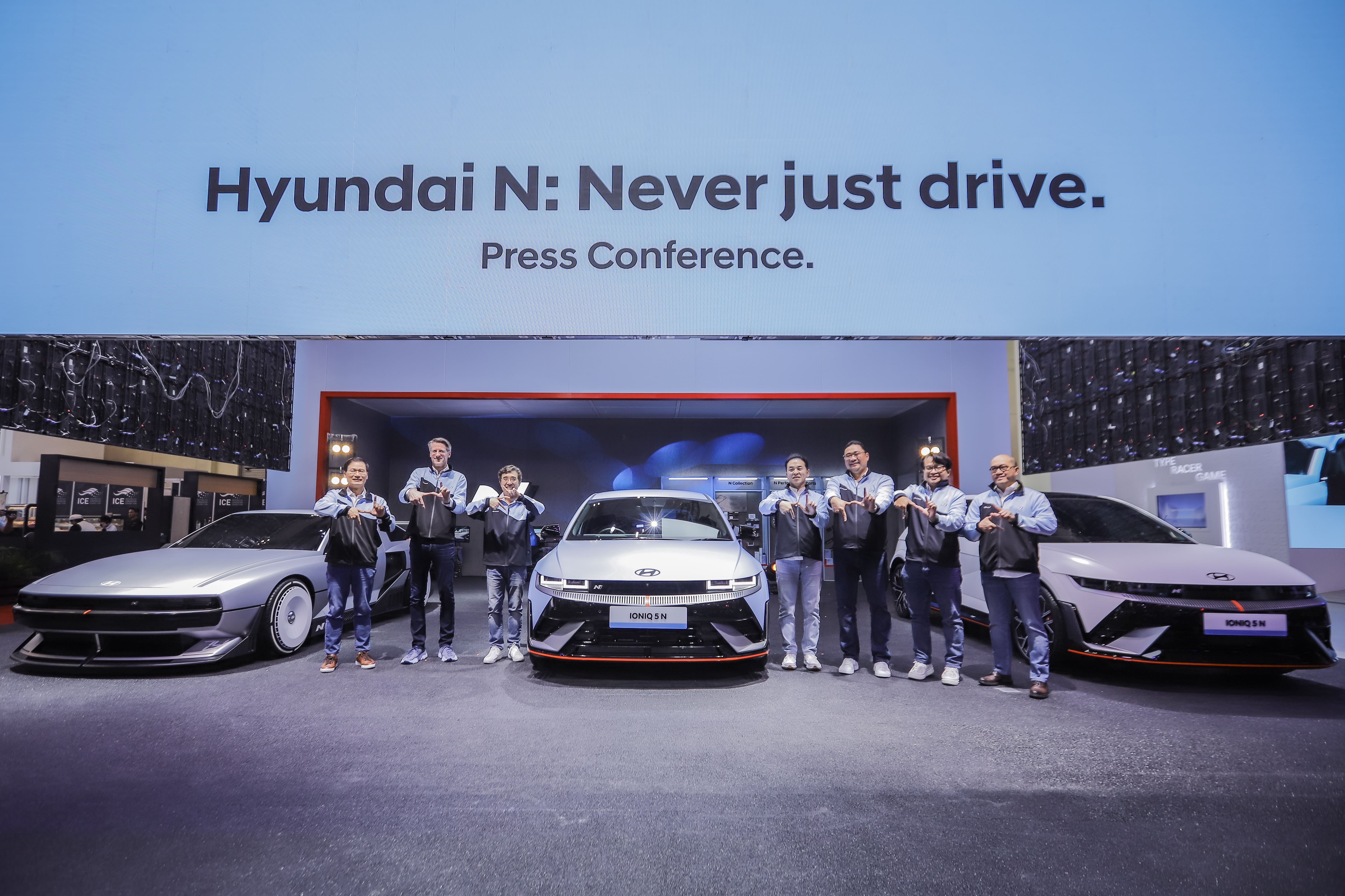 LAUNCHING: Perwakilan Hyundai N & Motorsports, Hyundai Motor Manufacturing Indonesia,  Hyundai Motors Asia Pacific Headquarters, dan Hyundai Motors Indonesia dalam peluncuran IONIQ 5 N