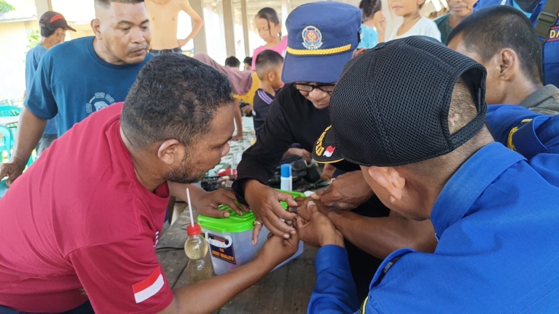 PERTOLONGAN: Tim Damkar HSU saat melepas cincin dari jari kelingking Toni (40) di Desa Danau Cermin Kecamatan Amuntai Tengah.