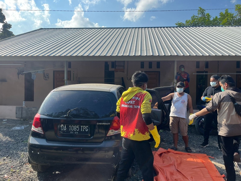 IDENTIFIKASI: Anggota Polsek Binuang saat identifikasi mayat yang ditemukan di dalam mobil.