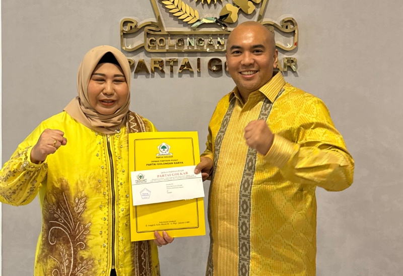 SK REKOMENDASI: Acil Odah dan Rozanie menerima langsung SK DPP Partai Golkar maju di Pilgub Kalsel. | Foto: GOLKAR