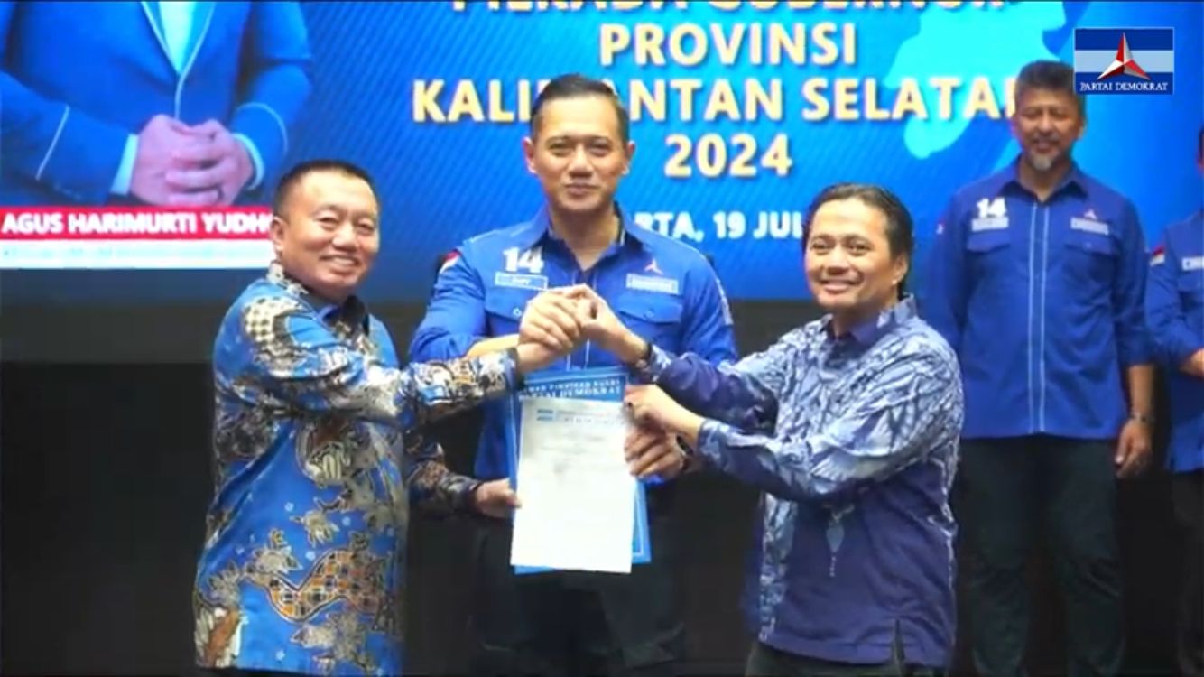RESMI: Ketua Umum Demokrat Agus Harimurti Yudhoyono menyerahkan SK rekomendasi kepada Muhidin-Hasnur untuk maju Pilgub Kalsel. (Foto: Live YouTube Partai Demokrat)