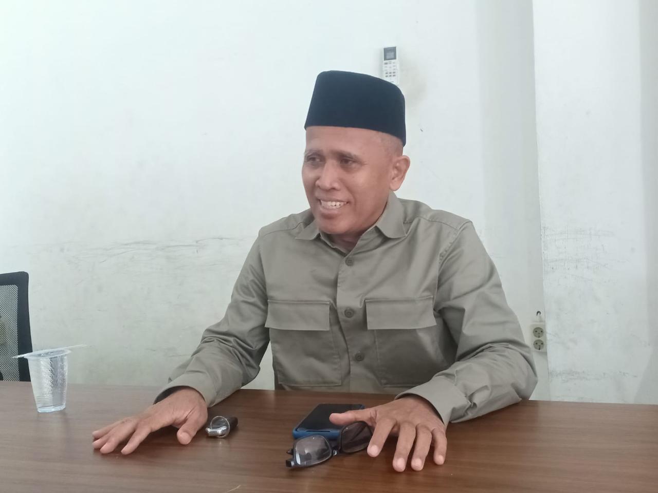Takmir Masjid Al Jihad, Taufik Hidayat saat memberikan keterangan pers. (foto: endang syarifuddin)