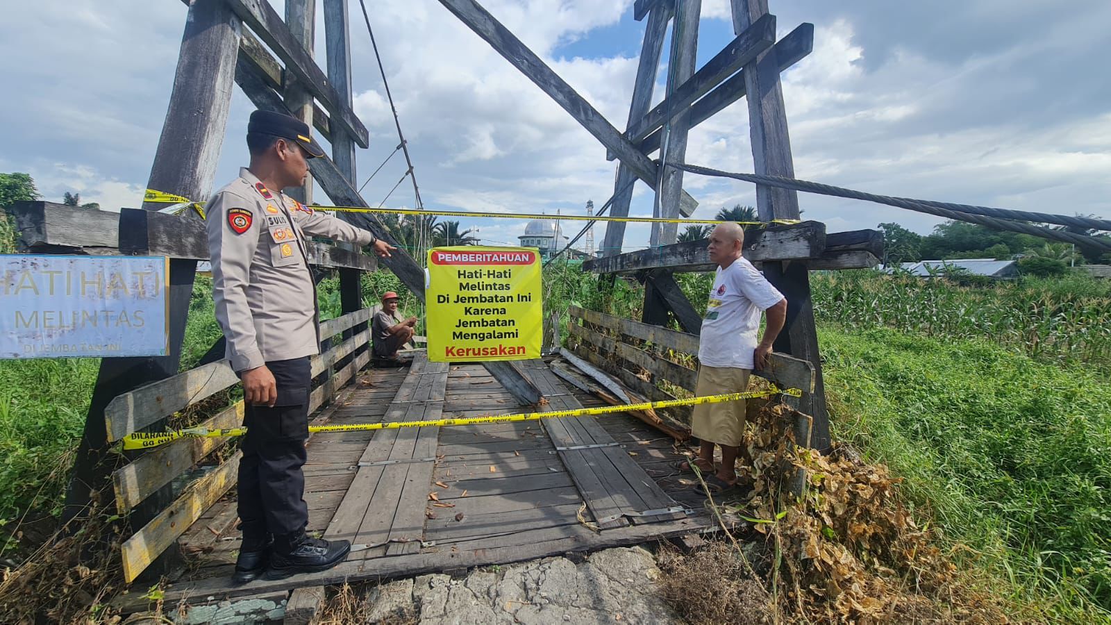 DILARANG MELINTAS: Jembatan Gantung Tambang Kecil menghubungkan Teluk Mesjid di Kecamatan Sungai Pandan, kini dipasang garis polisi karena berbahaya. (Foto: M.Akbar/Radar Banjarmasin)