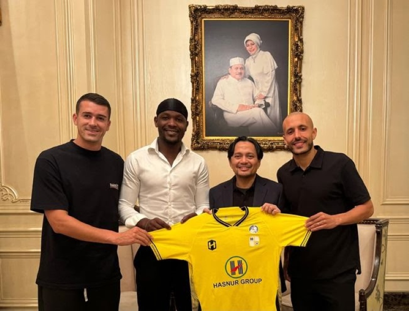 RESMI: Kebersamaan CEO Barito Putera Hasnuryadi Sulaiman dengan tiga pemain asing baru klubnya.