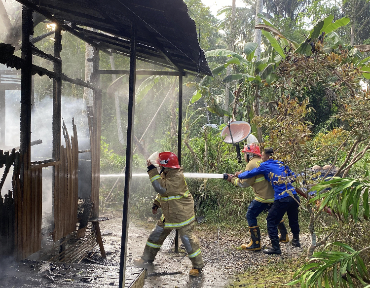 MUSIBAH: Relawan BPK memadamkan api yang membakar sebuah rumah di Amawang Kanan, Kandangan, Kabupaten HSS.
