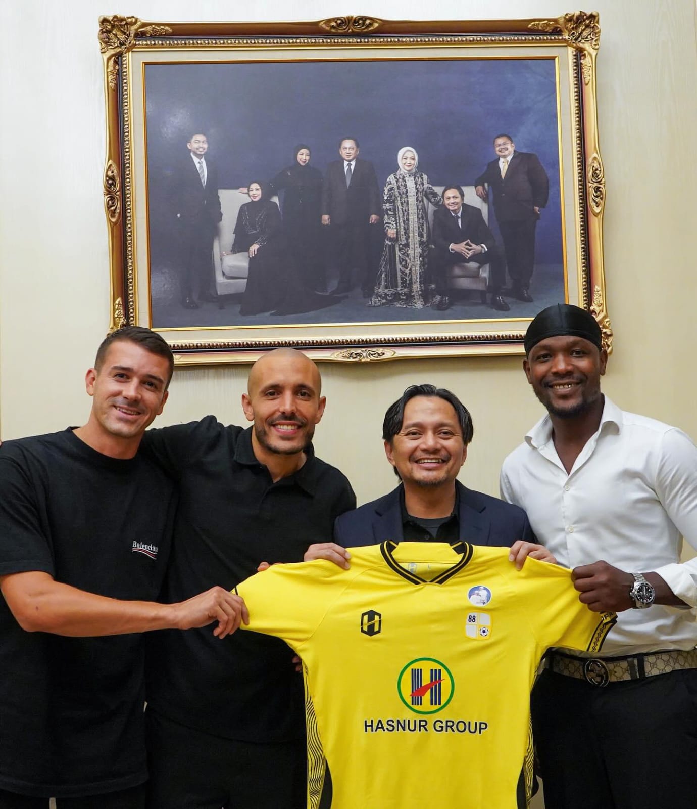 DIPERKENALKAN:CEO Barito Putera, Hasnuryadi Sulaiman bersama tiga pemain asing yang baru dikontrak untuk mengarungi Liga 1 2024-2025.(Foto:dokumentasi Barito Putera)