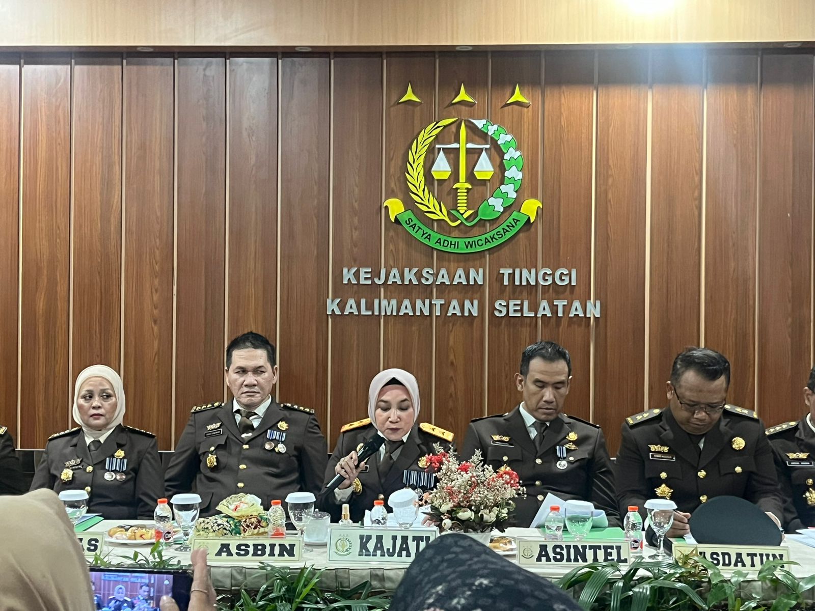 UNGKAP KASUS:Kepala Kejaksaan Tinggi Kalsel, Rina Virawati menyampaikan capaian kinerja Kejati Kalsel selama satu semester, Senin (22/7/2024).(Foto:Muhammad Oscar Fraby/Radar Banjarmasin)