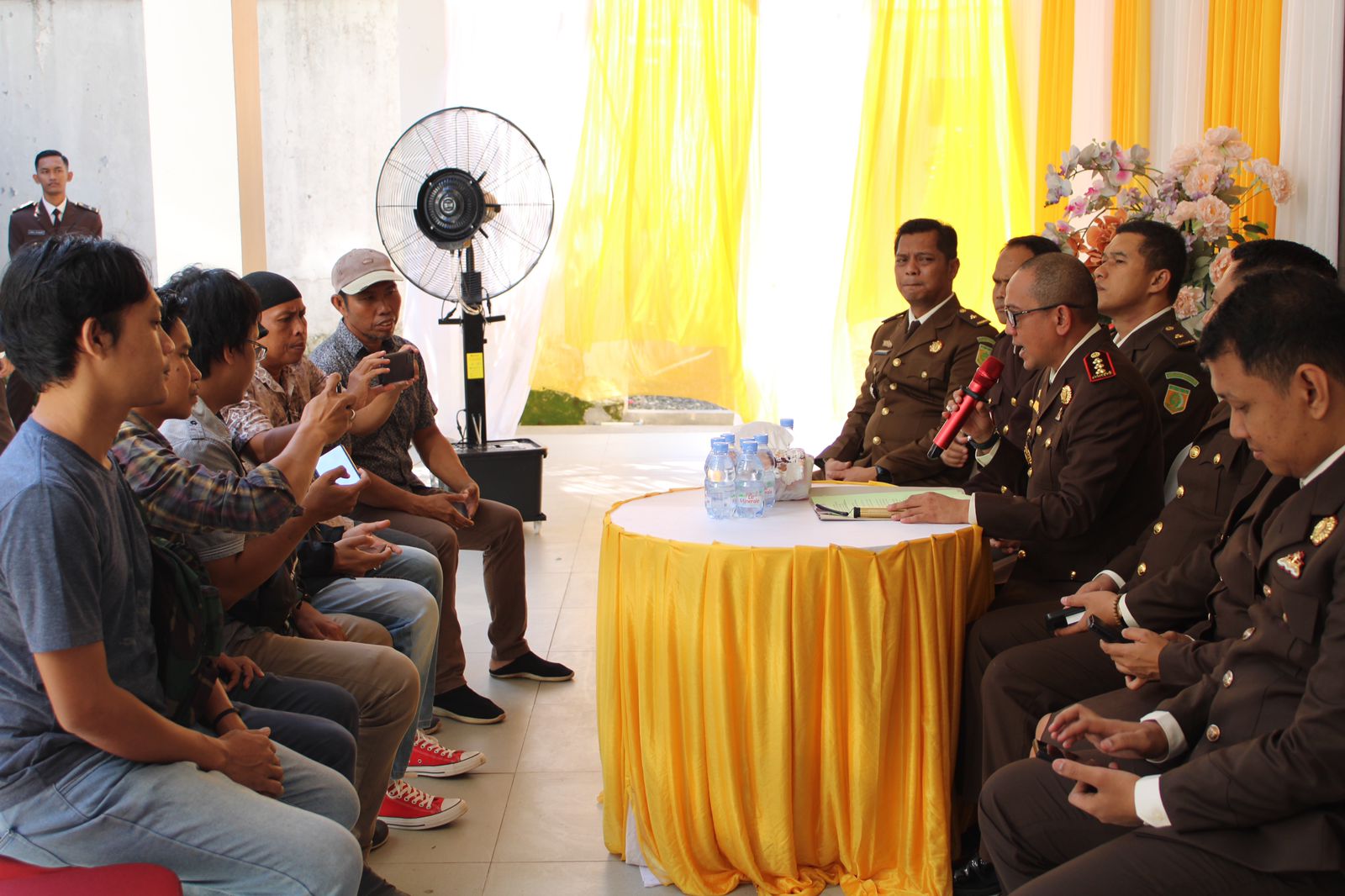 SAMPAIKAN:Kejari Tapin, Adi Fakhruddin beserta jajarannya menyampaikan capaian kinerja kepada awak media di Kabupaten Tapin, Senin (22/7/2024).(Foto:Kejari Tapin untuk Radar Banjarmasin)