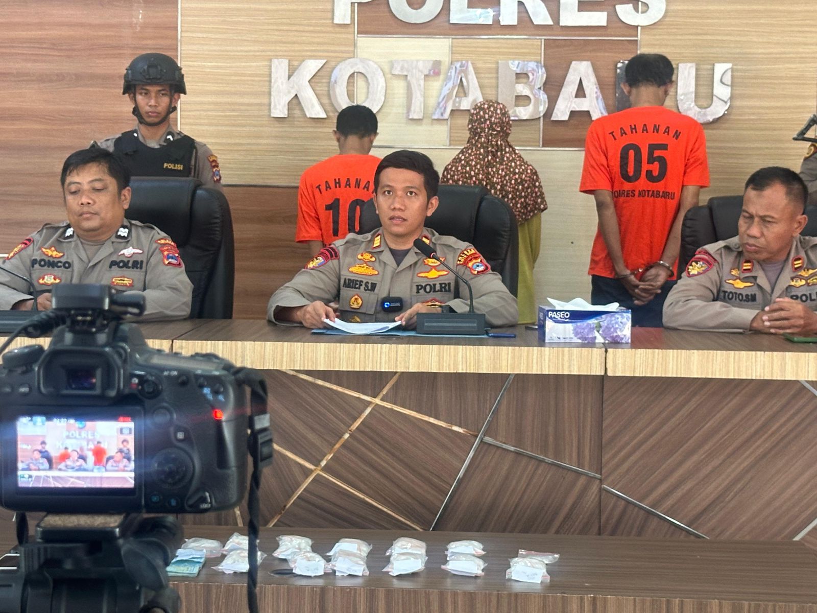 UNGKAP KASUS:Kasat Polairud Polres Kotabaru, AKP Arief menjelaskan tentang proses penangkapan pengedar Zenith di Kotabaru.(Foto:Humas Polres Kotabaru untuk Radar Banjarmasin)