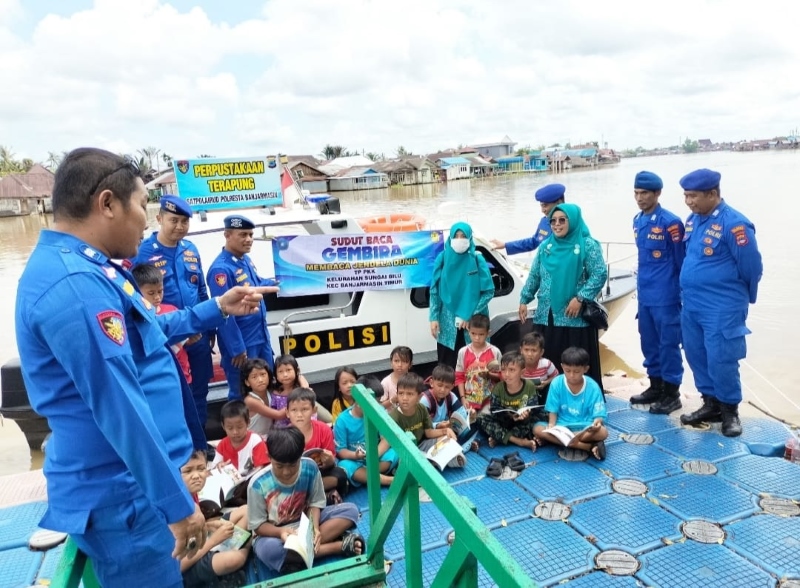 EDUKASI: Perpustakaan terapung milik Satpolairud Polresta Banjarmasin mengunjungi anak-anak Sungai Bilu.