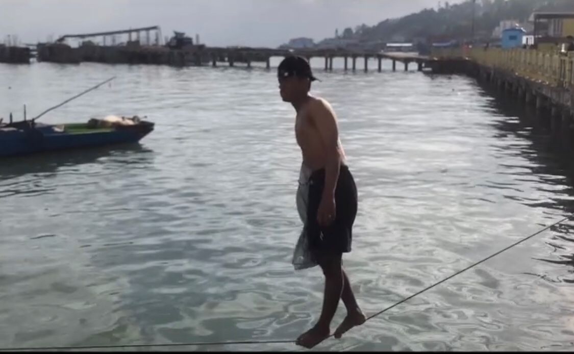 DI ATAS LAUT: Pertunjukan Titi Tali oleh masyarakat Suku Bajau sering digelar di Siring Laut Kotabaru.