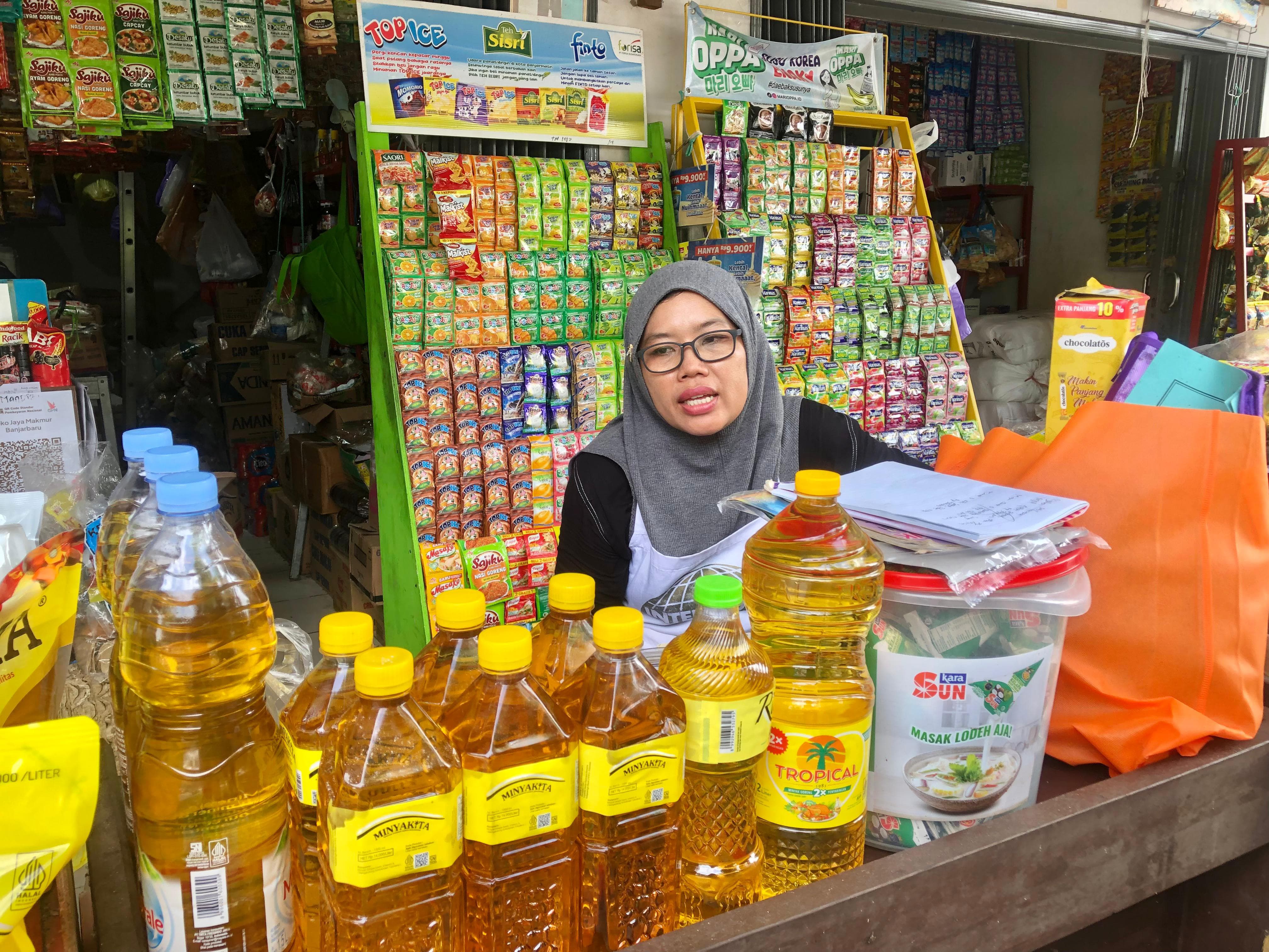 MAHAL:Harga minyak goreng di Banjarbaru mengalami kenaikan, Selasa (23/7/2024).(Foto:Sheilla Farazela/Radar Banjarmasin)