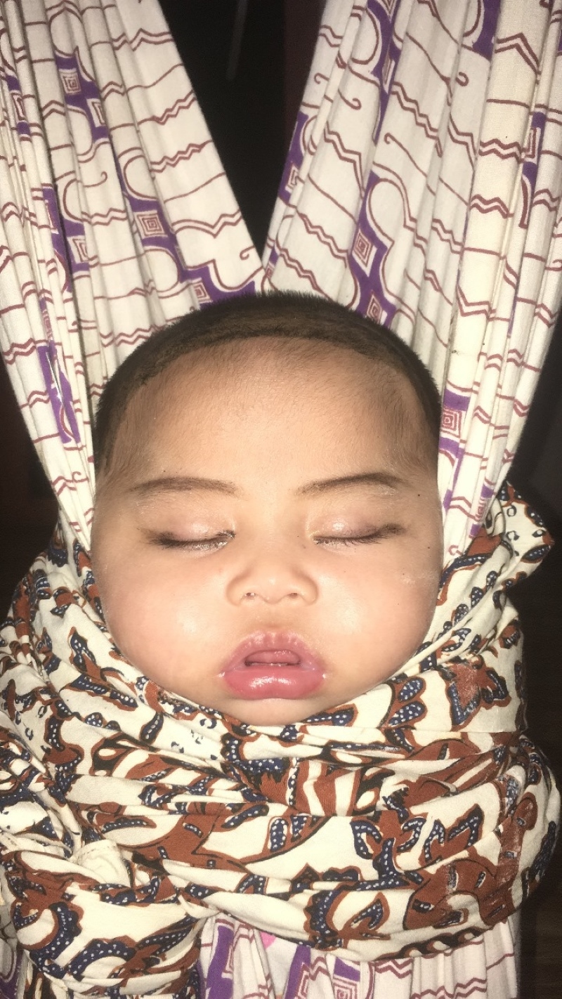 BAPUKUNG DI AYUNAN: Salah satu tradisi urang Banjar saat menidurkan anak-anak mereka.