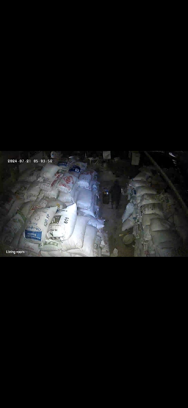TEREKAM: Aksi maling di Desa Pematang Karangan Hilir sempat terekam kamera CCTV. (Foto Screenshot video)