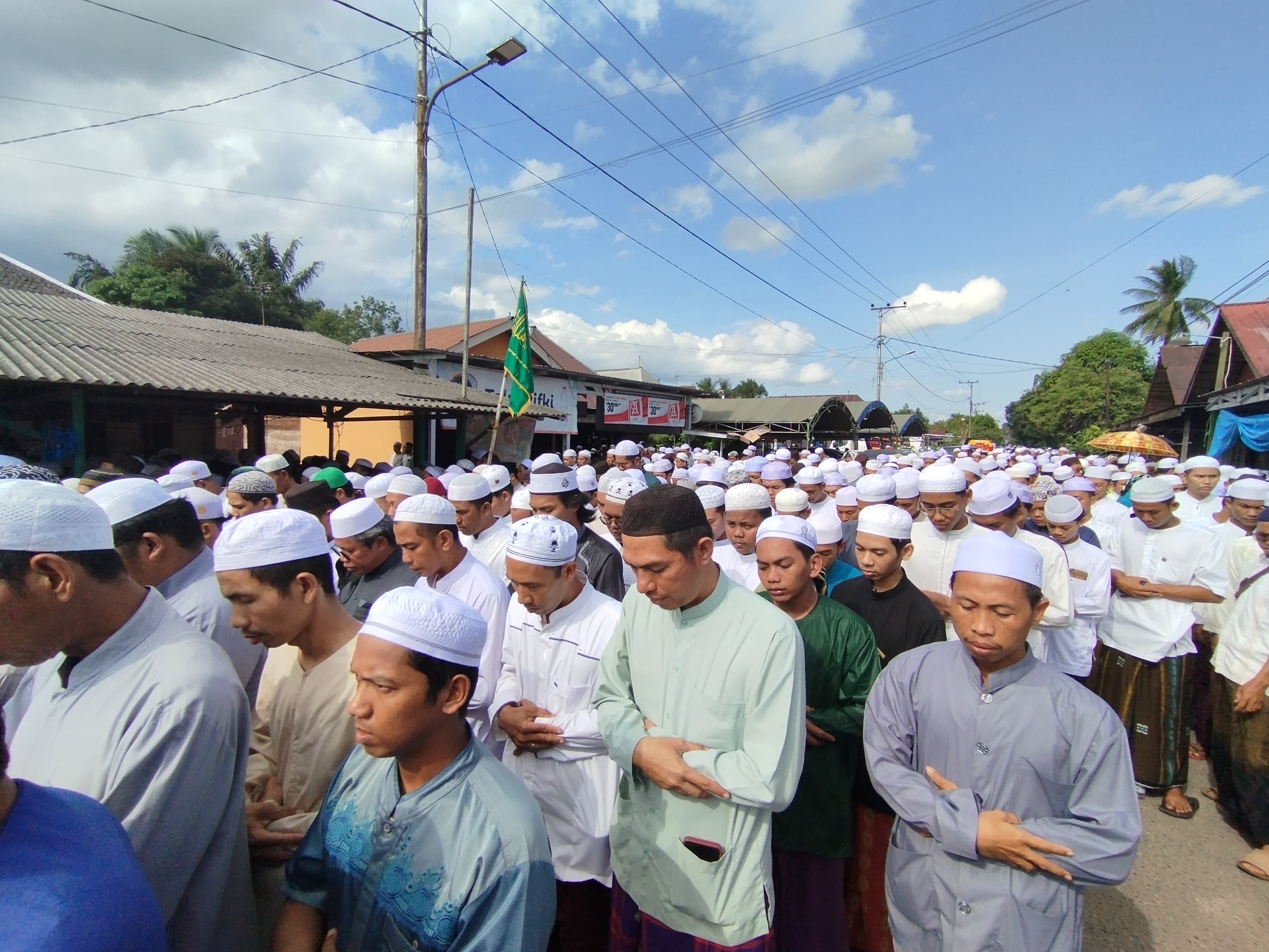 BERJAMAAH:Ribuan pelayat mensalatkan KH Masdar Umar di depan rumah almarhum, Desa Sungai Tuan, Kecamatan Astambul, Kabupaten Banjar, Selasa (23/7/2024) sore.(Foto:Fadlan Zakiri/Radar Banjarmasin)