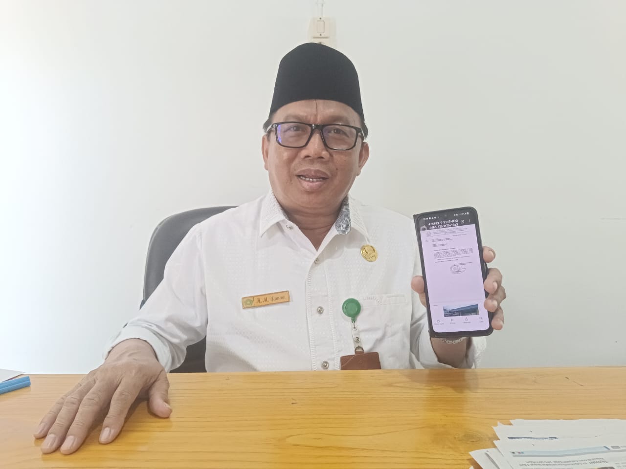 PENGGANTI RUSMADI:Plh Kemenag HSS, Muhammad Yamani menunjukkan laporan hari pertama bertugas kepada Kanwil Kemenag Kalsel.(Foto:Salahudin/Radar Banjarmasin)