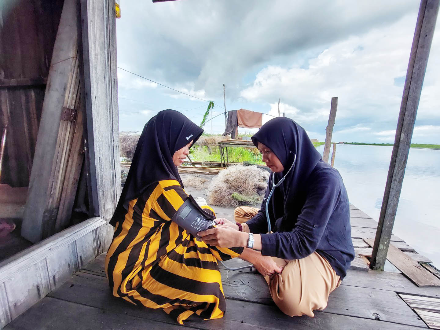 CEK KESEHATAN: Pengecekan kesehatan secara gratis yang dilakukan tenaga kesehatan setempat.