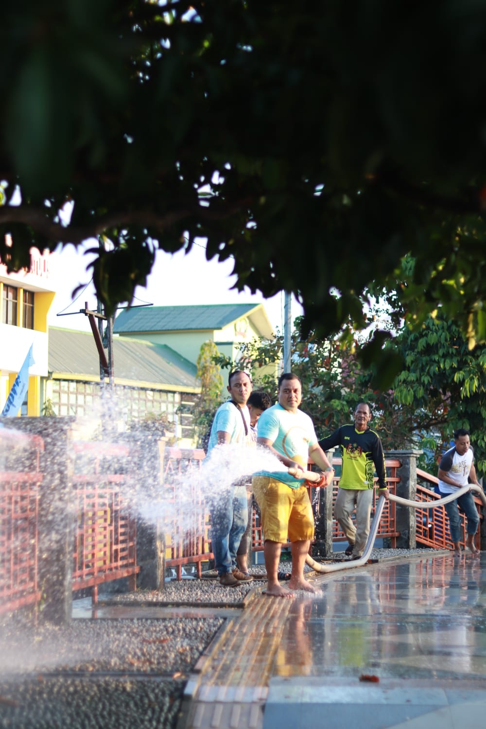 BERSIH: FUGO Hotel Bersihkan Pedestrian Siring Kota Banjarmasin