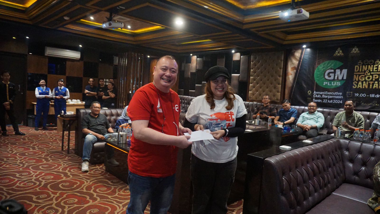 HADIAH UTAMA &ndash; Owner Hotel Pyramid Suites dan Armani Club, Yan Tendhean menyerahkan hadiah utama dari pengundian doorprize kepada HM Hotel 88 Banjarmasin, Novita Lubis