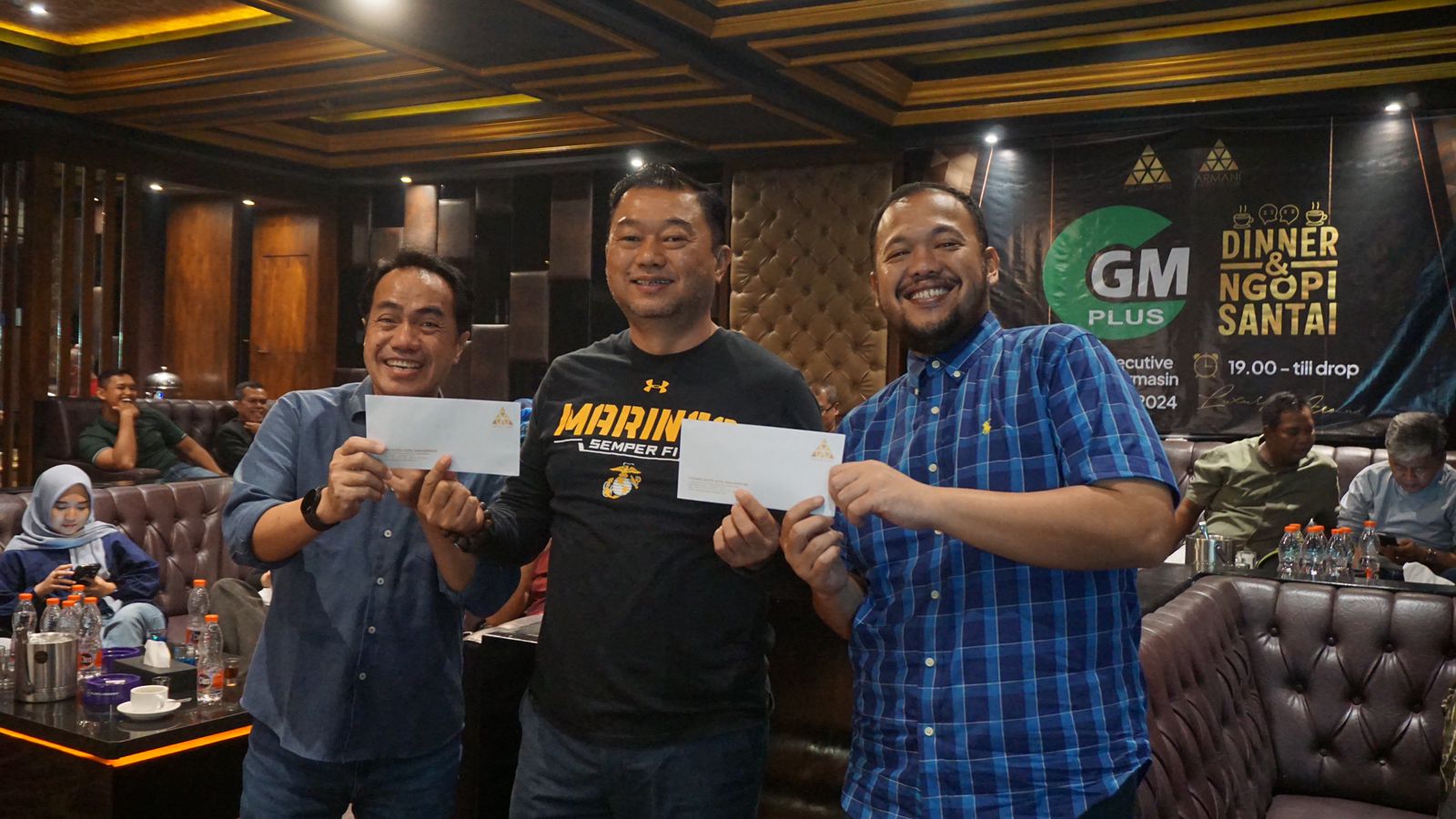 DOORPRIZE &ndash; Cukup banyak doorprize yang disiapkan Hotel Pyramid Suites dan Armani Club. Diantaranya yang beruntung Direktur Tiki, Oki Sendy S (kanan) dan Direktur Radar Banjarmasin, H Suriansyah Achm