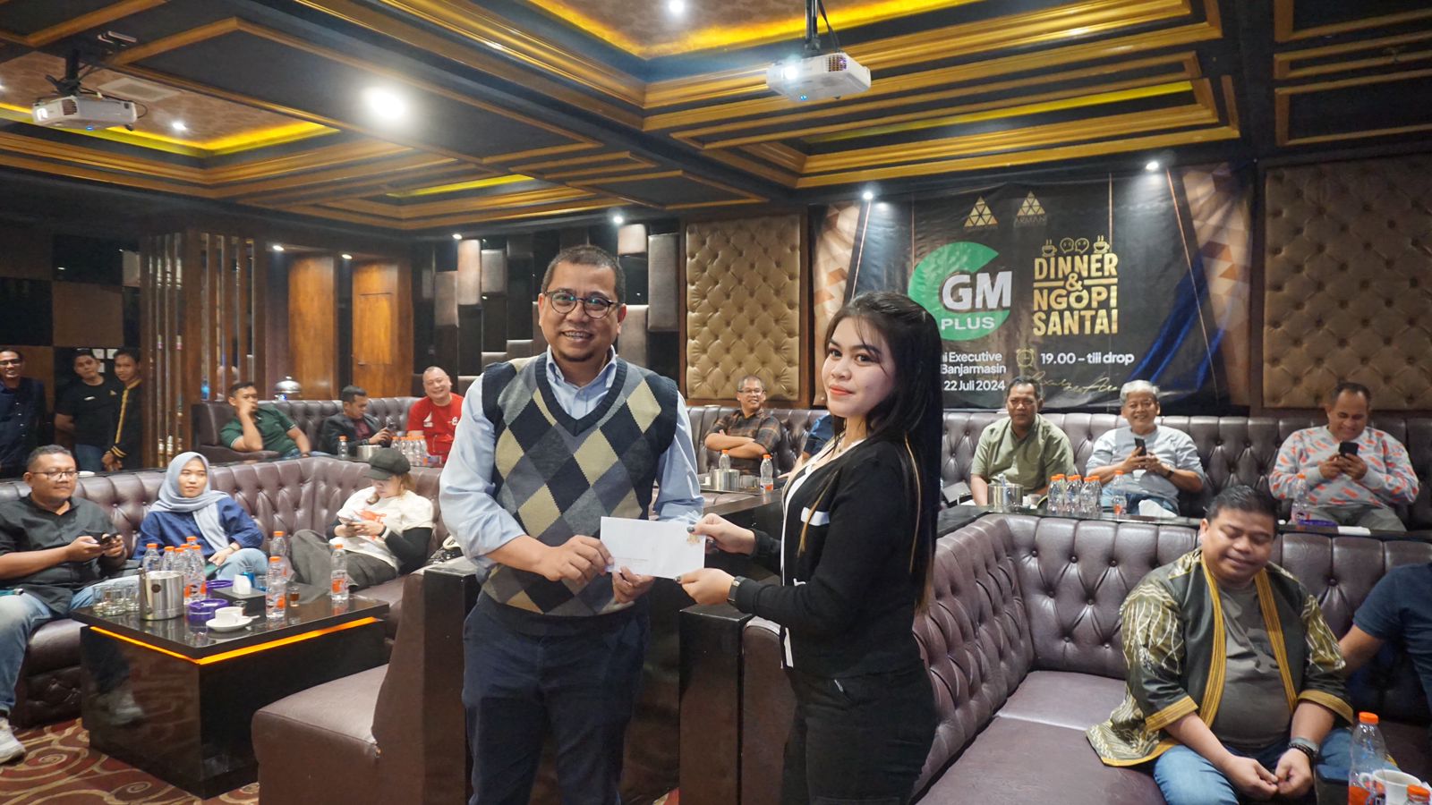 BERUNTUNG - GM Hotel Grand Qin & Qin Banjarbaru, H Kholid Basyaiban turut beruntung mendapatkan doorprize