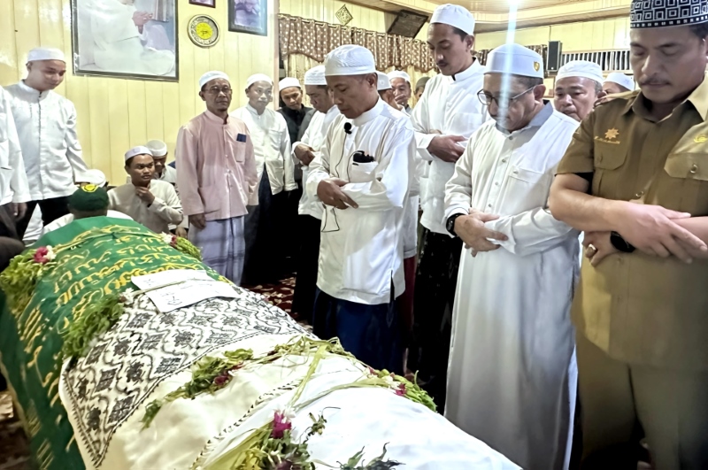 MEMBELUDAK : Ribuan warga bergantian mengikuti salat fardu kifayah di depan rumah almarhum KH Masdar Umar bin H Umar di Desa Sungai Tuan, Kecamatan Astambul, Kabupaten Banjar pada Selasa (23/7/2024)