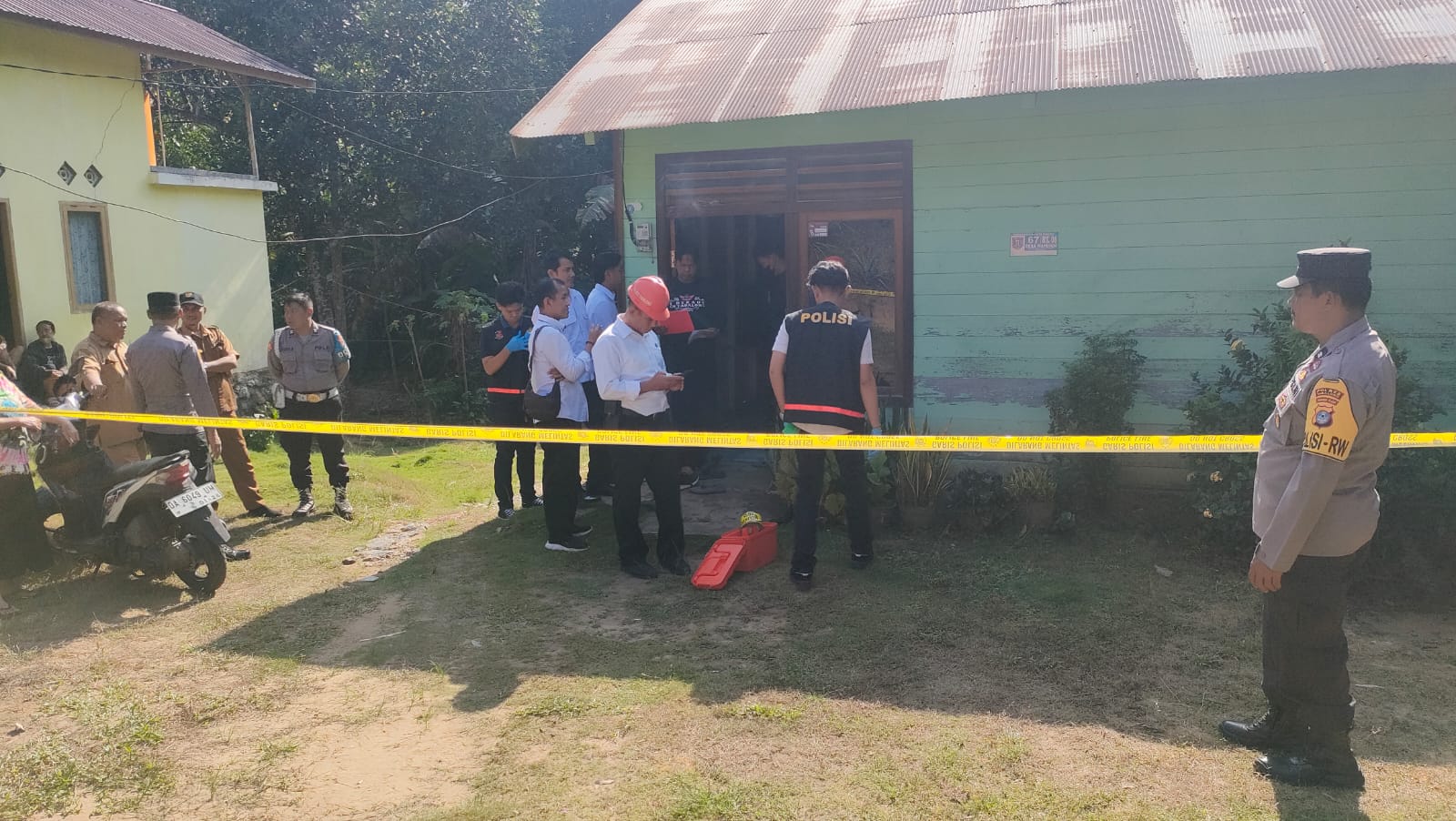 IDENTIFIKASI:Jajaran Satreskrim Polres Tabalong dan Polsek Tanta saat olah TKP di rumah korban, Senin (22/7/2024).(Foto:Polres Tabalong untuk Radar Banjarmasin)
